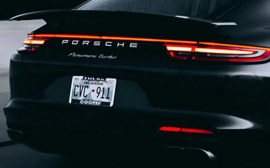 2021 Porsche Panamera — photo 2